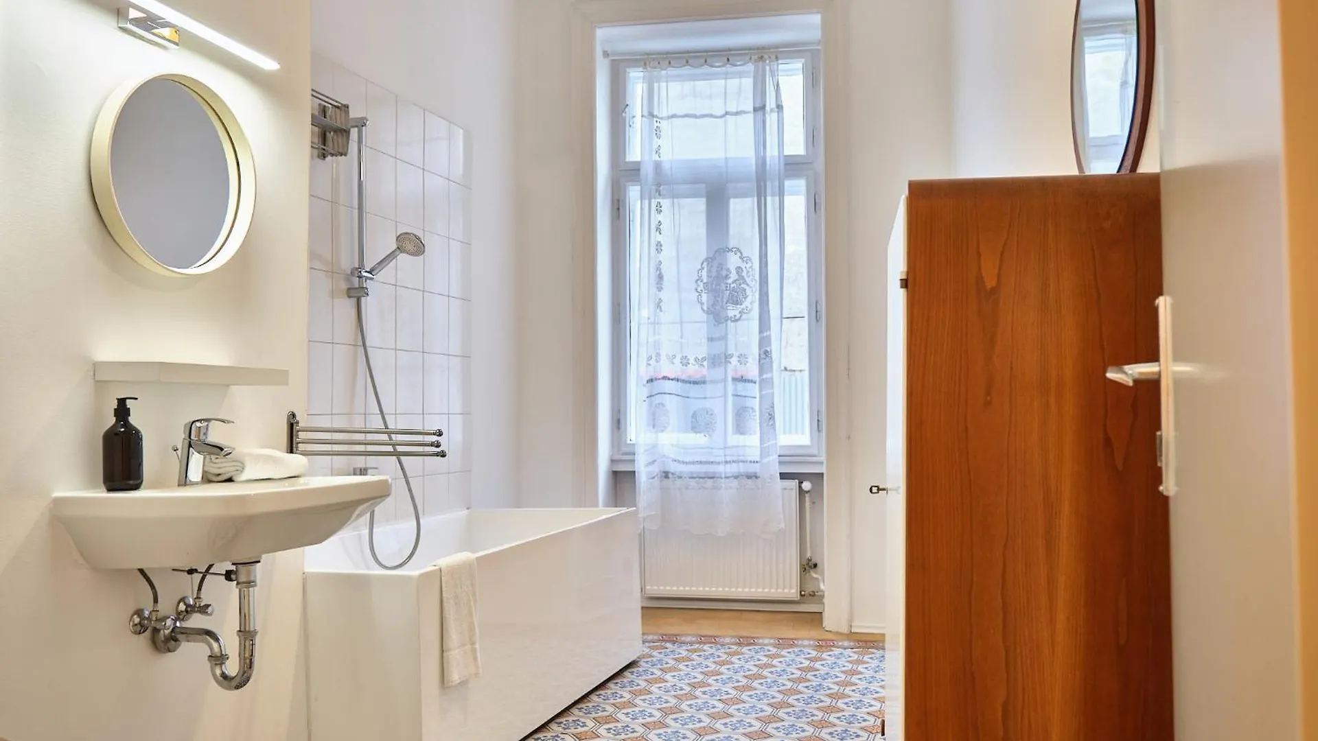 Slow Living I Schoenbrunn Und Park Naehe I Penzing Bahnhof Vienna
